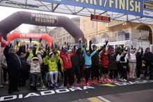 Entusiasmo degli atleti alla partenza della 21 maratona di Reggio Emilia