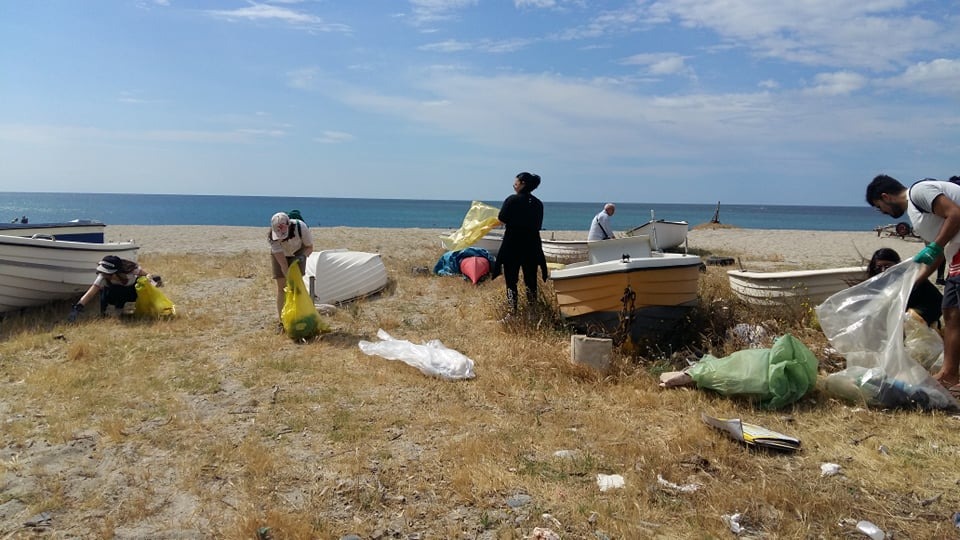 Volontari e sub alle prese con la pulizia del litorale