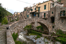 Il ponte romanico a schiena d'asino di Zuccarello